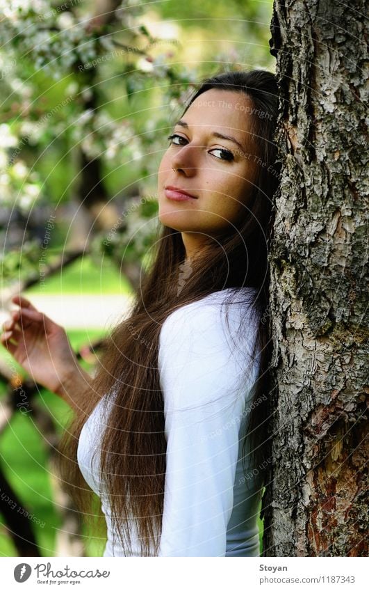 Bulgarische Frau mit bezauberndem Lächeln im Park Mensch feminin Erwachsene Körper Kopf Gesicht Auge Ohr Nase Mund Lippen Hand 1 18-30 Jahre Jugendliche Natur