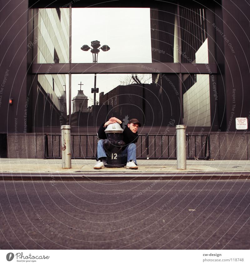 A L L E S W A S E I N G U T E S P H O T O .... New York City Financial District Wasserrohr Hydrant Bürgersteig Hochhaus Reflexion & Spiegelung Laterne Mann