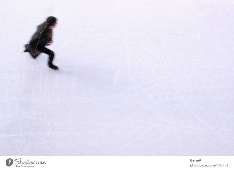 Wie der Wind Schlittschuhlaufen Winter Wintersport Freizeit & Hobby Schlittschuhe weiß schwarz kalt Mantel Geschwindigkeit Silhouette Sport Spielen Eislauf