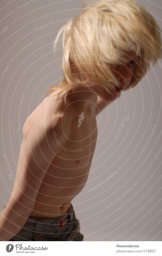 Haare 3 blond nackt Oberkörper Geschwindigkeit Gefühle Eile Ärger Bewegung Hass Freude Haare & Frisuren stark Schwäche Langeweile Energiewirtschaft Hin her
