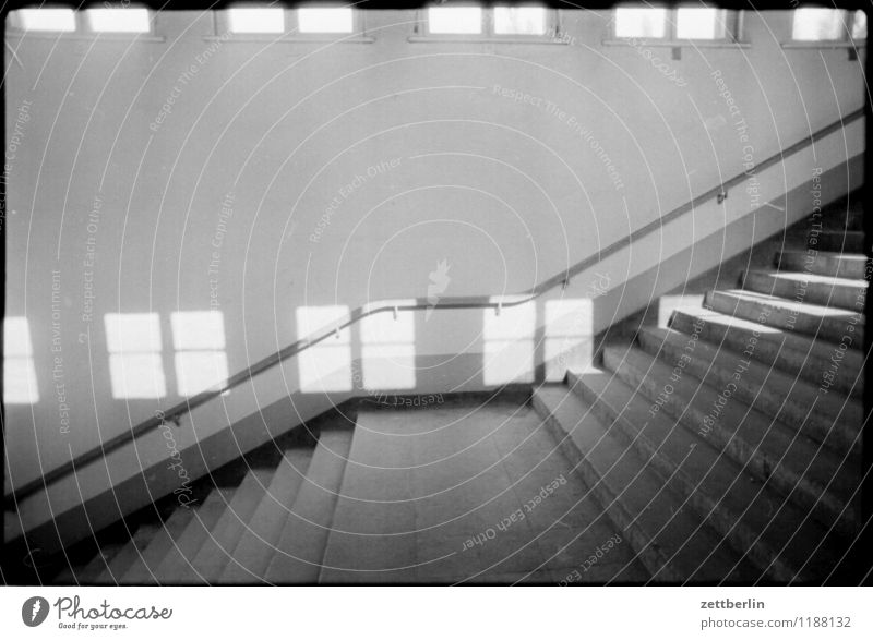 Hohen Neuendorf, 1984 Treppe Niveau Treppenabsatz Schwarzweißfoto Sonne Fenster Licht Schatten Geländer Treppengeländer aufsteigen Abstieg Textfreiraum