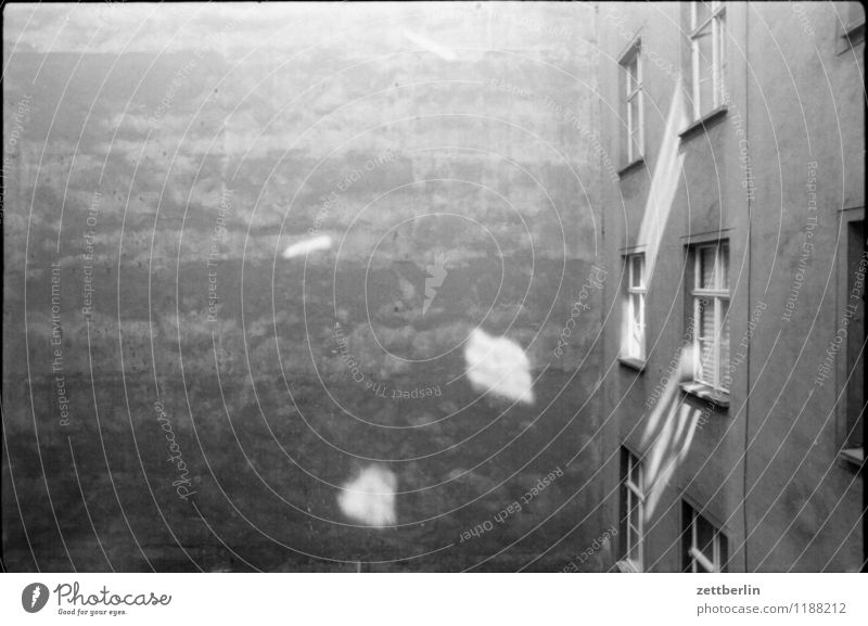 Prenzlauer Berg, 1984 Schwarzweißfoto grau trist Traurigkeit Hof Hinterhof Innenhof Mauer Brandmauer Altbau Fenster Häusliches Leben Wohnung Aussicht Licht