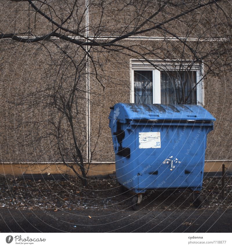 AB IN DIE TONNE Fass Müll wegwerfen Stadt Ferne Rest unbrauchbar alt Behälter u. Gefäße Sammlung sortieren Umwelt Recycling Arbeit & Erwerbstätigkeit
