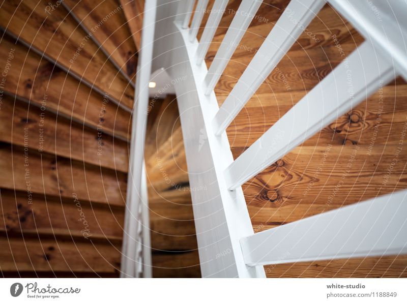 Abwärts Treppe gehen Holz Treppenhaus Treppengeländer Holztreppe Wohnung Altbau abwärts Treppenauge Sanieren Altbauwohnung Häusliches Leben Innenarchitektur
