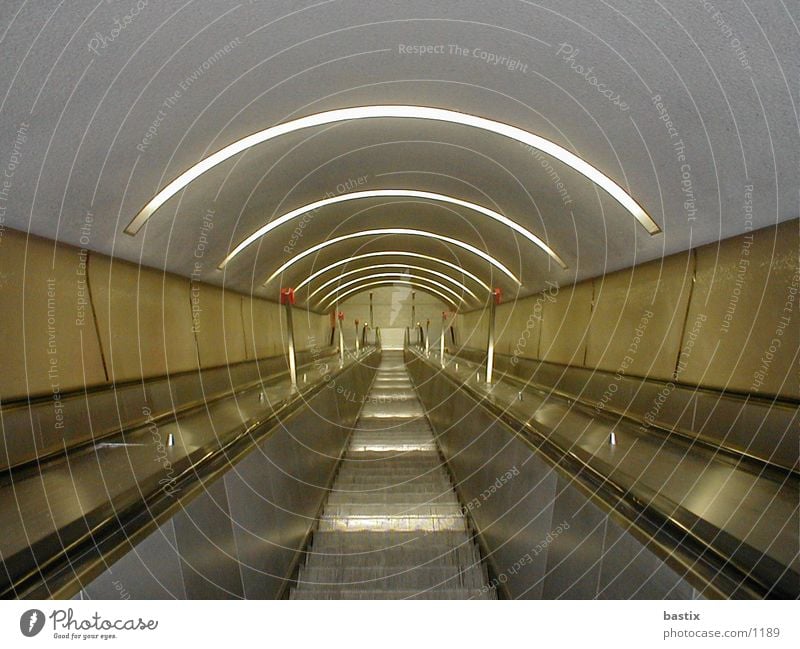 b:escalator:01 Technik & Technologie Treppe Rolltreppe Elektrisches Gerät Farbfoto Bogen Zentralperspektive Innenaufnahme Menschenleer abwärts Tunnelbeleuchtung