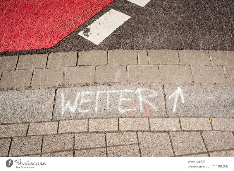 WEITER Verkehrswege Straße Straßenkreuzung Stein Zeichen Schriftzeichen Schilder & Markierungen Linie Pfeil Streifen grau rot schwarz weiß Hinweis Straßenrand