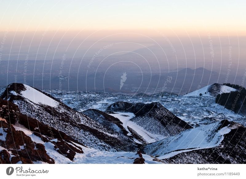 Aussicht vom Ätna . Klettern Bergsteigen Natur Landschaft Horizont Sonnenaufgang Sonnenuntergang Schönes Wetter Berge u. Gebirge Schneebedeckte Gipfel Vulkan