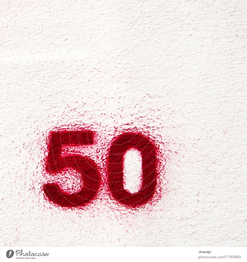 50 Geburtstag Jubiläum Mauer Wand Farbstoff Ziffern & Zahlen alt einfach rot weiß Lebensalter Farbfoto Außenaufnahme Nahaufnahme Strukturen & Formen