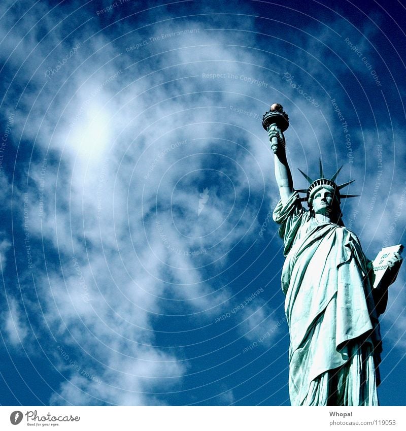 I Love New York II New York City Wolken Licht weiß Wahrzeichen Denkmal Freiheit Himmel Sonne blau Freiheitsstatue