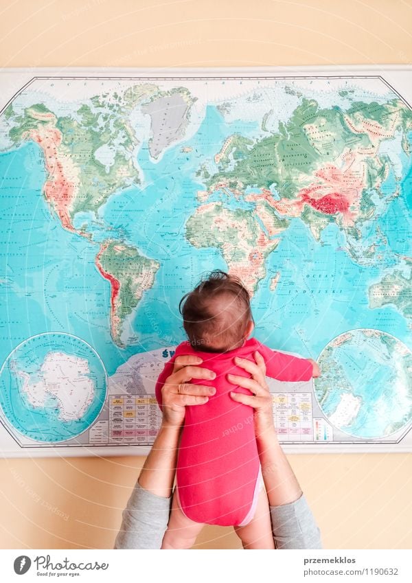 Hallo Welt! Kind Baby Mädchen Vater Erwachsene Kindheit Hand 0-12 Monate entdecken klein Halt Landkarte nach oben Ferien & Urlaub & Reisen Farbfoto