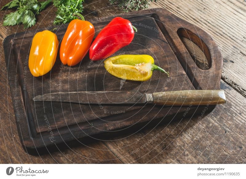 Mehrfarbige Pfeffer auf Holz Gemüse Frucht Ernährung Essen Vegetarische Ernährung frisch natürlich saftig gelb grün rot weiß Farbe Paprika Lebensmittel Messer