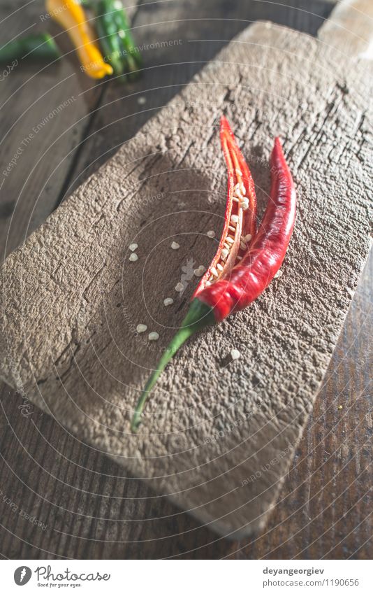 Peperoni auf Holzküche Gemüse Kräuter & Gewürze Tisch Küche frisch heiß rot weiß Farbe Holzplatte Paprika hölzern Lebensmittel Zutaten Würzig Hintergrund