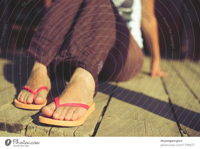 Fuß in Riemen Freude Erholung Freizeit & Hobby Ferien & Urlaub & Reisen Sommer Strand Meer Wellen Frau Erwachsene Sand Schuhe Hausschuhe blau rot weiß Flip