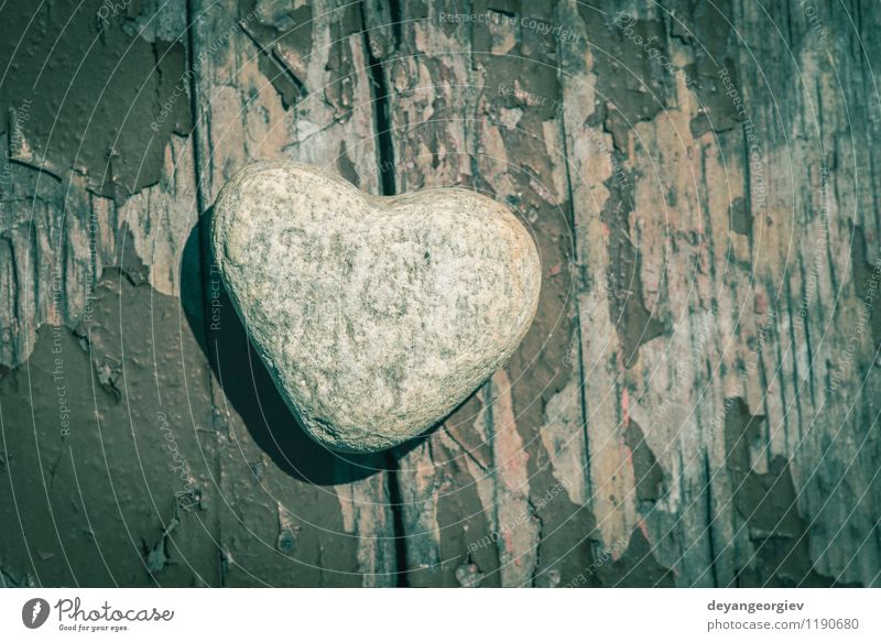 Steinherzform auf Holz Spa Strand Dekoration & Verzierung Valentinstag Natur Landschaft Sand Felsen Herz Liebe natürlich grau weiß Romantik geformt Form