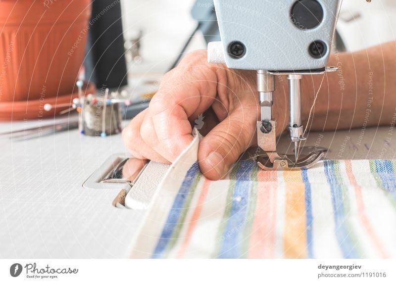 Nähmaschine Design Arbeit & Erwerbstätigkeit Fabrik Industrie Handwerk Werkzeug Maschine Mode Bekleidung Kleid Stoff Metall machen Nähen Faser Nadel Textil