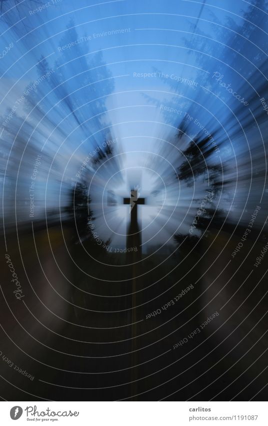 5000 Tage PHOTOCASE Denkmal blau schwarz Energie Christliches Kreuz Friedhof Zoomeffekt Beleuchtung Religion & Glaube Trauer Volkstrauertag Katholizismus