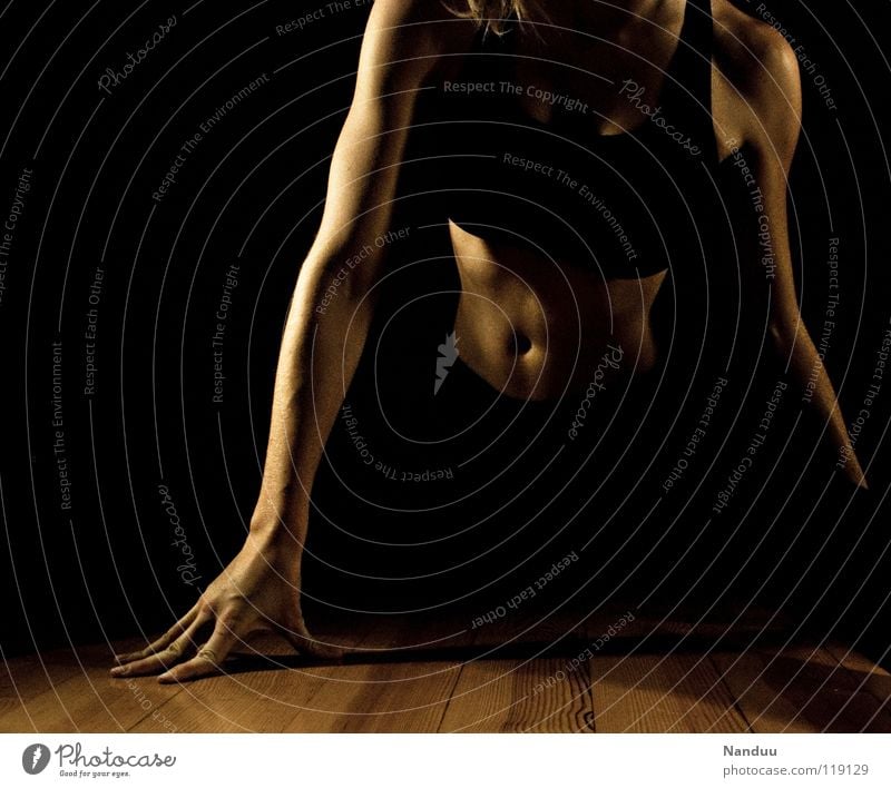Körperbeherrschung Spagat dehnen Sport-Training üben beweglich anpassungsfähig geschmeidig Sehne Frau dunkel Arme Hand Bauch Schulter Tanzen Fitness Seitspagat
