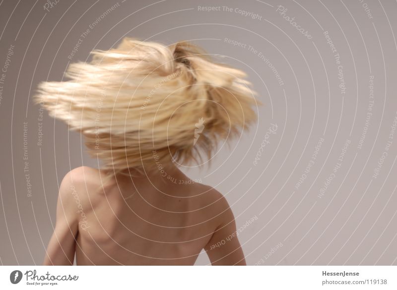 Haare 8 blond Oberkörper Geschwindigkeit Gefühle Eile Ärger Bewegung Hass Freude Haare & Frisuren stark Schwäche Energiewirtschaft Hin her Glück Ungeduld