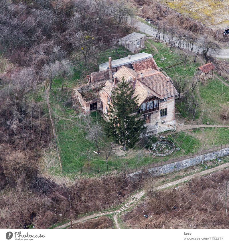 Erinnerung an Sarajevo. Umwelt Natur Landschaft Erde Frühling Baum Gras Sträucher Garten Park Wiese Feld Wald Haus Einfamilienhaus Ruine Bauwerk Gebäude Villa