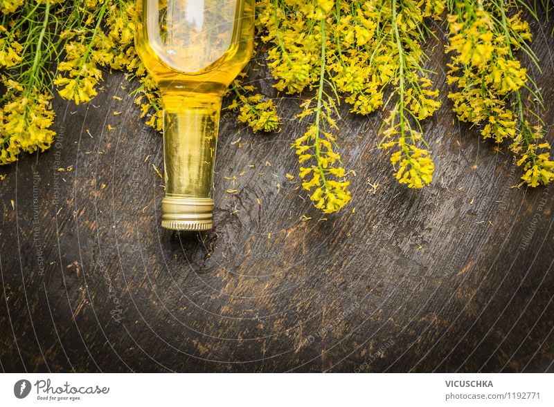 Rapsöl in Glasflasche mit frischen Rapsblüten. Lebensmittel Kräuter & Gewürze Öl Ernährung Bioprodukte Vegetarische Ernährung Diät Stil Design Alternativmedizin