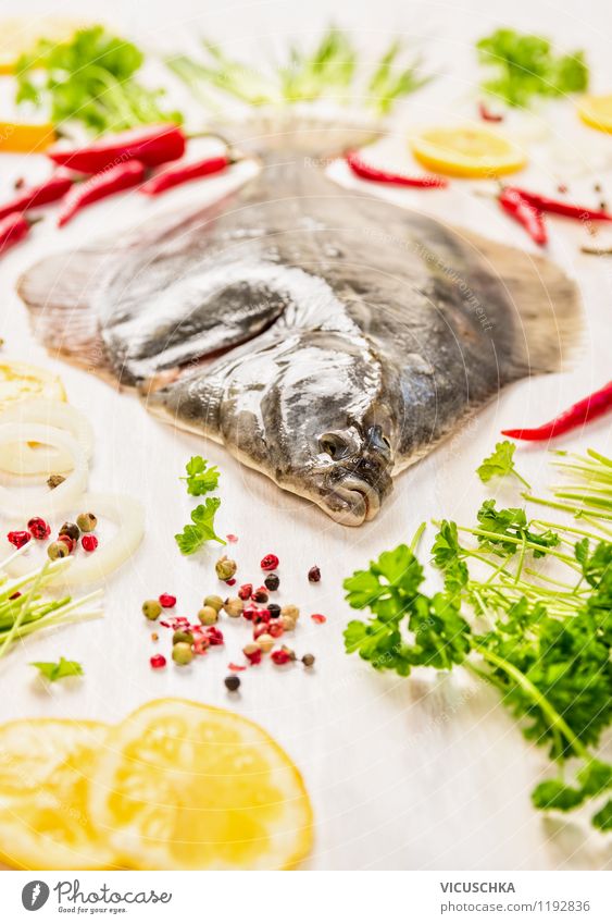 Scholle Fisch mit frischen Zutaten zubereiten Lebensmittel Gemüse Salat Salatbeilage Kräuter & Gewürze Öl Mittagessen Abendessen Büffet Brunch Festessen