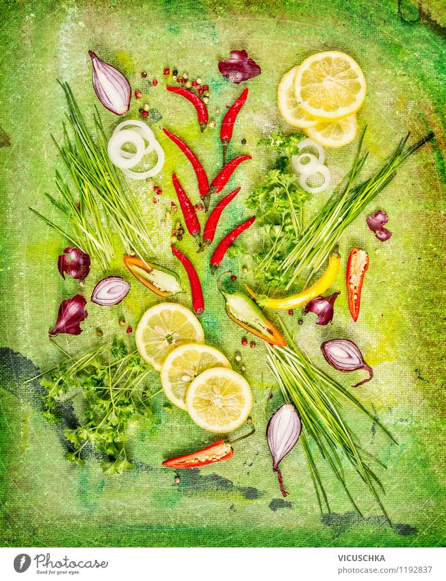 Frische Kräuter und Gewürze mit Zitronenscheiben Lebensmittel Gemüse Salat Salatbeilage Kräuter & Gewürze Ernährung Bioprodukte Vegetarische Ernährung Diät Stil