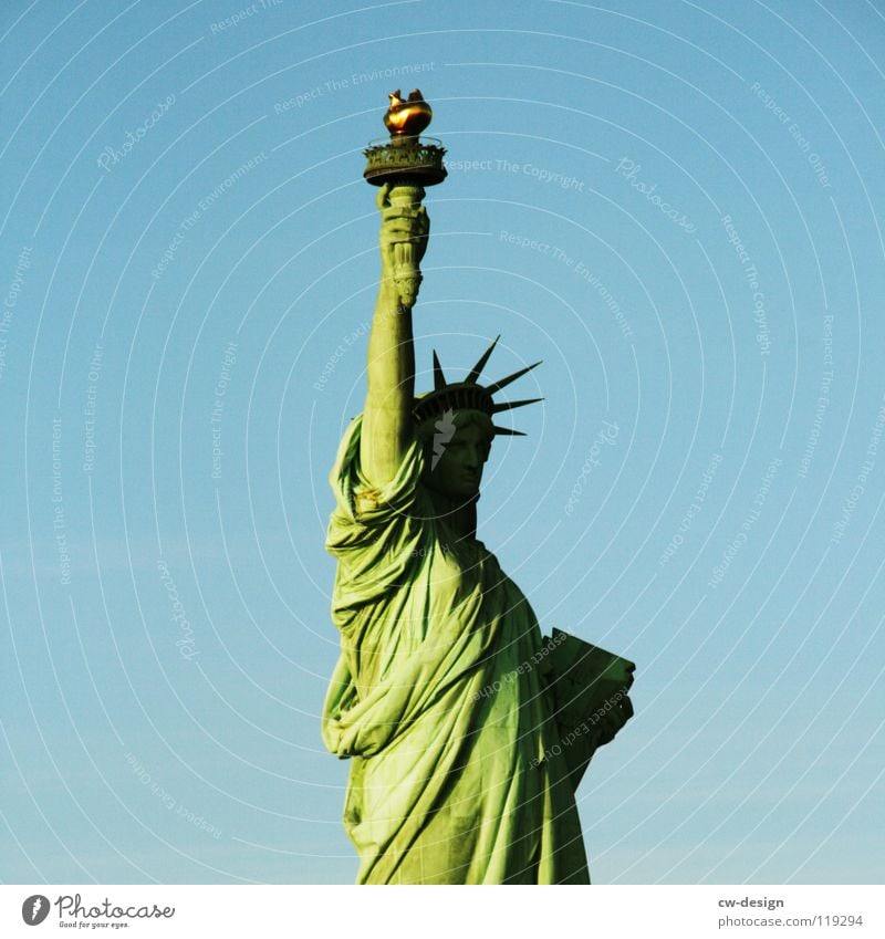 BEDLOE'S ISLAND? New York City Statue Begrüßung Frankreich USA Vollendung minimalistisch Freisteller Patina grün Amerika Tracht Aufschrift hoch rechts Hand