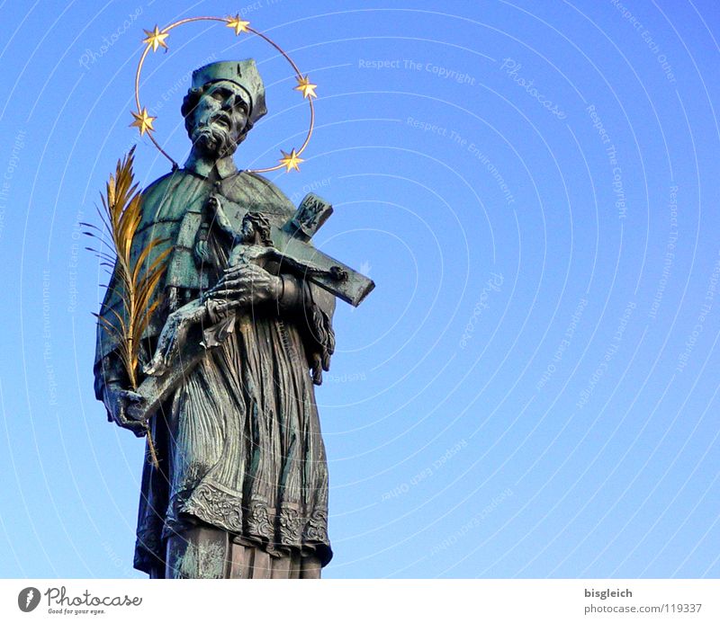 Denkmal (Karlsbrücke, Prag) Farbfoto Außenaufnahme Textfreiraum rechts Froschperspektive Oberkörper Mann Erwachsene 1 Mensch Skulptur Himmel Tschechien Europa