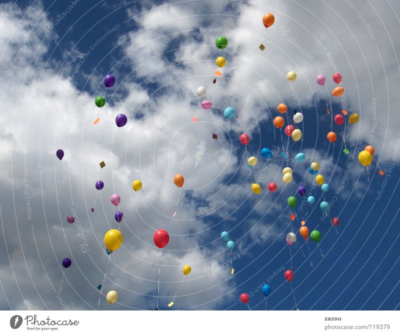 schwarz und weiss in farbe Farbfoto mehrfarbig Tag Sportveranstaltung Himmel Wolken Luftballon fliegen Farbe Helium