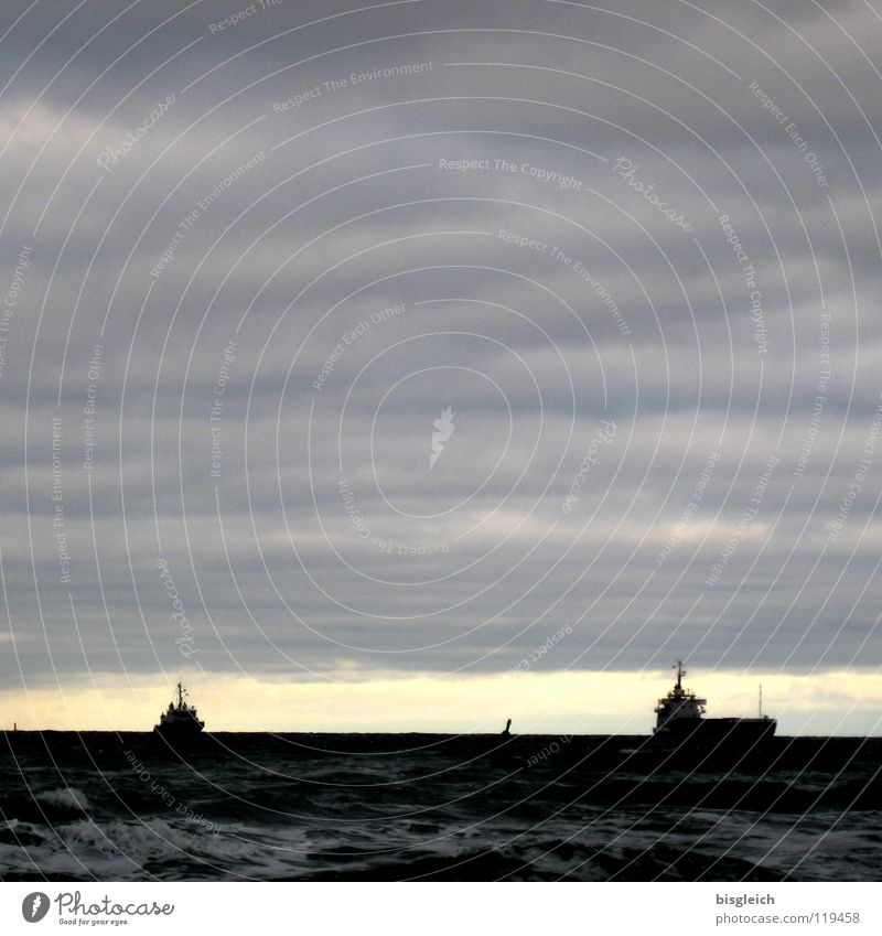 Auf hoher See I Farbfoto Außenaufnahme Menschenleer Textfreiraum oben Abend Licht Silhouette Ferne Meer Wellen Wasser Himmel Wolken Ostsee Schifffahrt