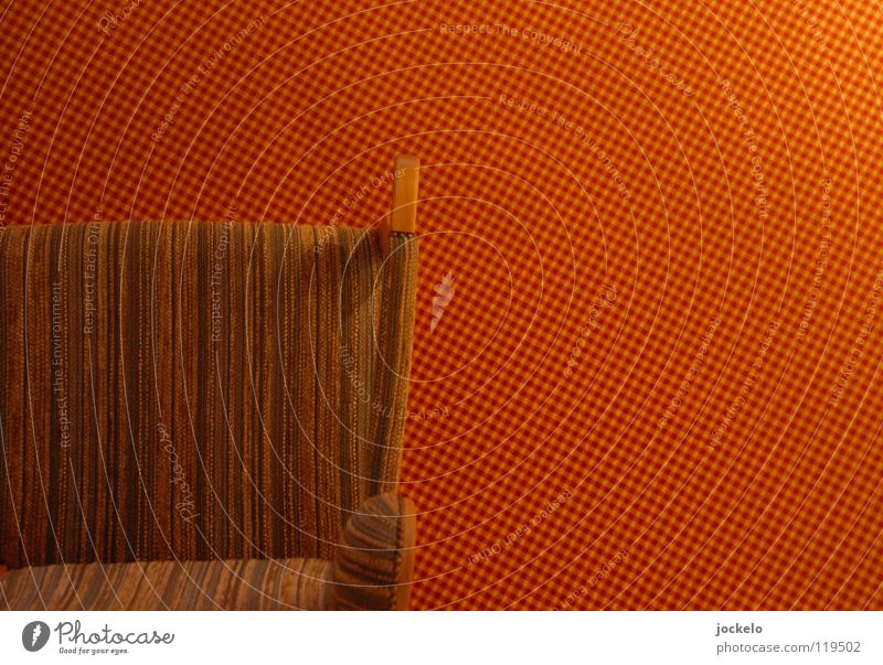 Warmer Sessel Teppich rot Streifen Holz Muster ruhig Stuhllehne Kunstlicht Langeweile orange Bodenbelag Gäääähn jomam Cordbezug Ruhesitz