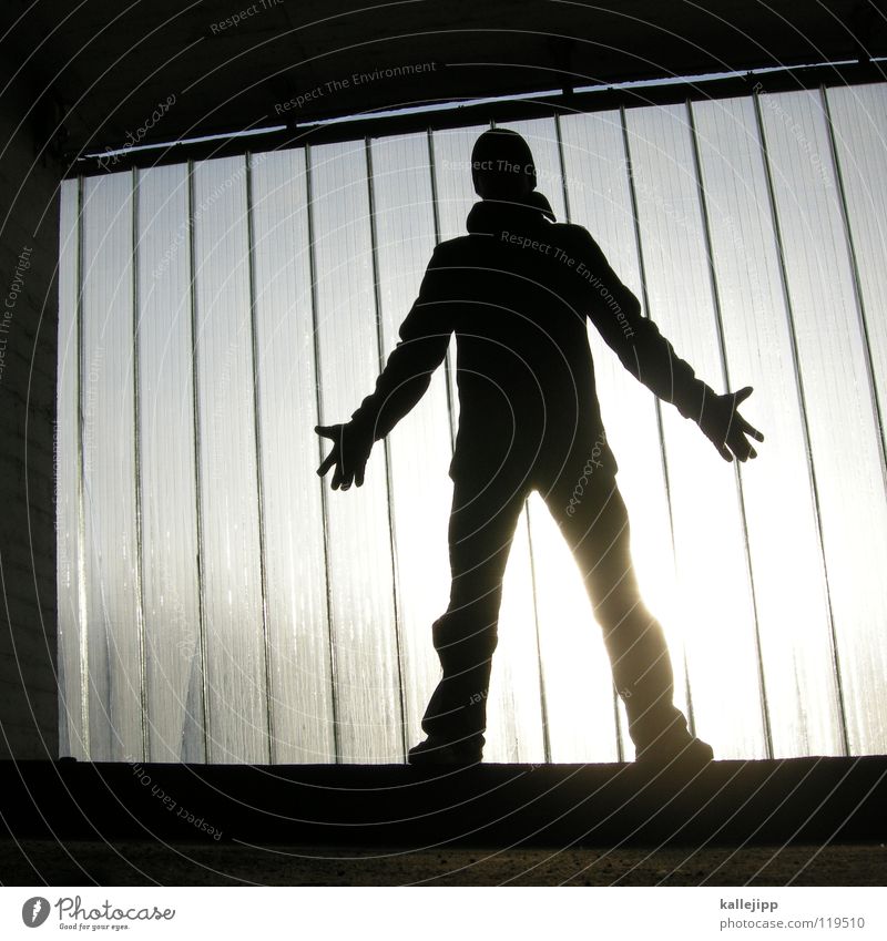 mensch Mann Silhouette Fenster Parkhaus Licht Gegenlicht Jacke Mantel Mütze Handschuhe ausbreiten Astronaut Zukunft Kragen Held Superman Comic abstrakt Streifen