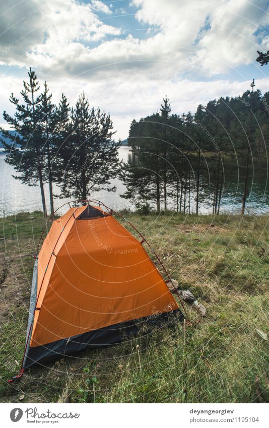 Zelt vor Bergdamm Erholung Freizeit & Hobby Ferien & Urlaub & Reisen Ausflug Camping Sommer Natur Landschaft Himmel Baum See grün Damm Wasser ländlich
