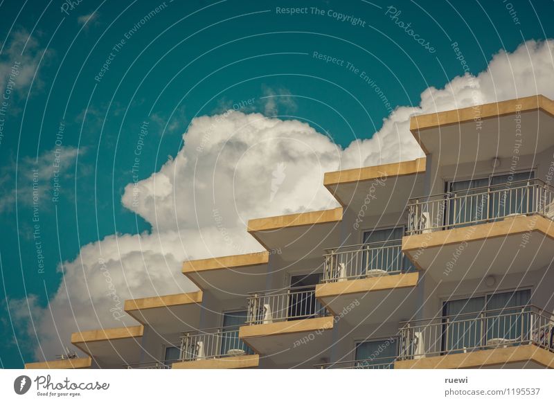 Hausfront mit symmetrischen Balkonstufen Ferien & Urlaub & Reisen Sommer Wohnung Hotel Himmel Wolken Frühling Schönes Wetter Palma de Mallorca Stadt Hochhaus