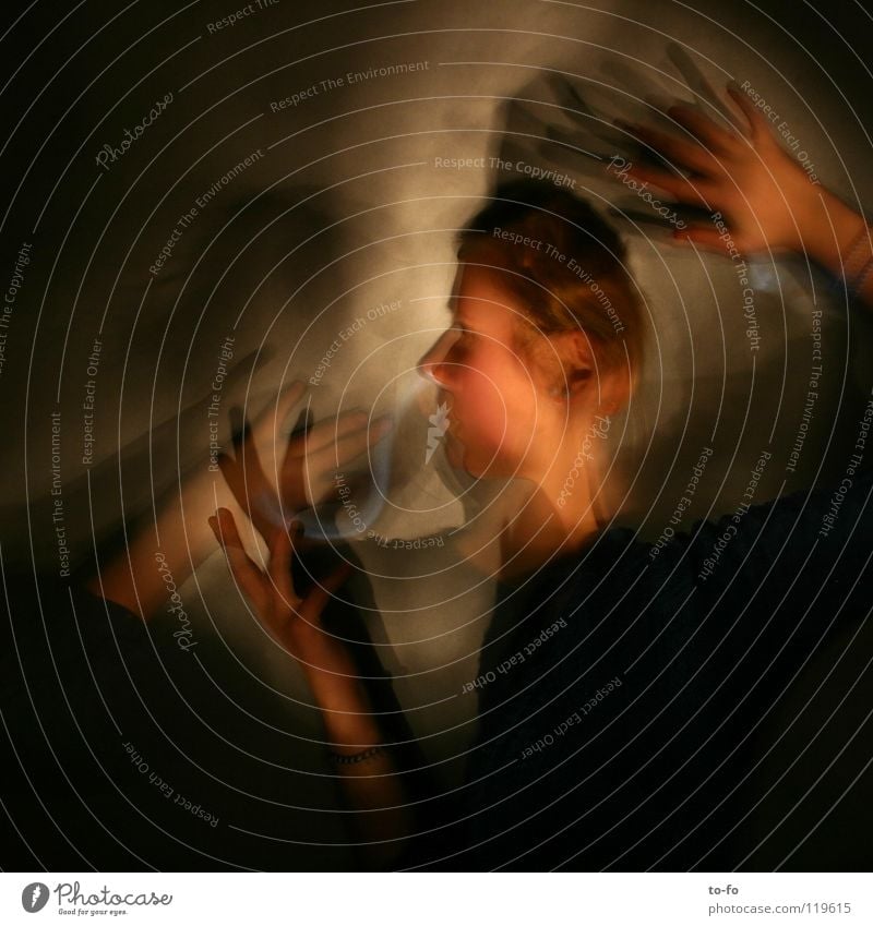 Zeitschleife Farbfoto Innenaufnahme Experiment Kunstlicht Licht Schatten Gegenlicht Langzeitbelichtung Bewegungsunschärfe Porträt Spielen Jugendliche Kopf Hand