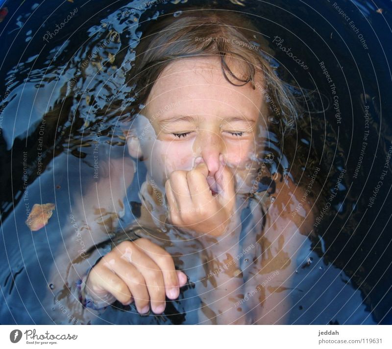 nase zu und durch! Kind tauchen Sommer Luft Atem nass Erwartung Neugier Wasser Nase Freude tief Schwimmen & Baden