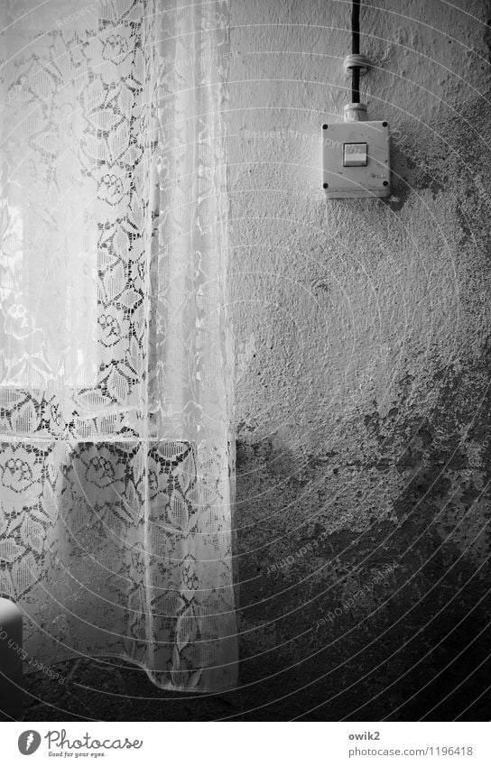 Waschküche Lichtschalter Mauer Wand Fenster Gardine Schaden Zahn der Zeit lost places Schwarzweißfoto Innenaufnahme Menschenleer Textfreiraum links