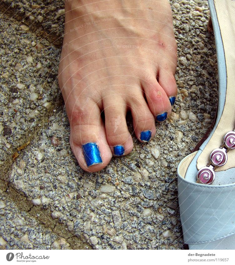 So weit die Füße tragen festlich Schuhe türkis hell-blau gerötet fertig Zehennagel Reibung drücken Klage meckern Beton Damenschuhe Frau elend Barfuß dienen