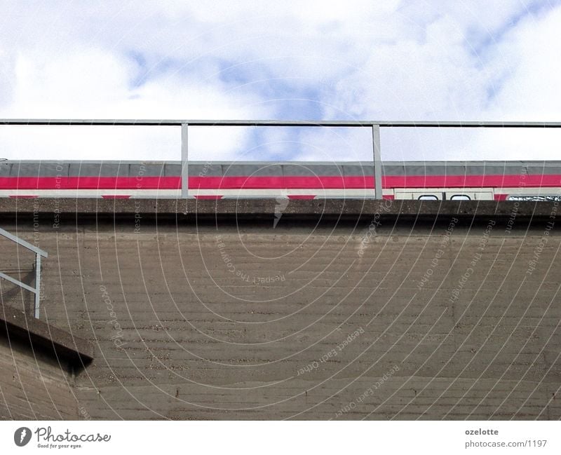 Oben und unten Wand Schnellzug braun rot Mauer Geschwindigkeit Verkehr Treppe Himmel blau