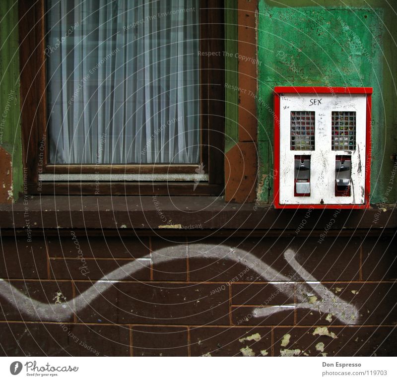 Nostalgie Kaugummi Kaugummiautomat Automat Haus Wand Fassade Fenster Fensterscheibe grün verfallen Mauer dreckig retro Erinnerung Spielzeug Bonbon Süßwaren