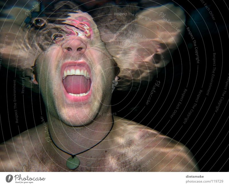 Stummer Schrei schreien Schwimmbad Reflexion & Spiegelung gruselig Wasseroberfläche Panik Thriller Mann Angst gefährlich Unterwasseraufnahme abstrakt Zähne