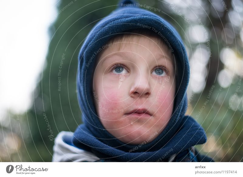 Kind mit Tränen schön Mensch Junge Kindheit 1 3-8 Jahre Hut Traurigkeit weinen authentisch klein niedlich Wut Gefühle Schmerz Enttäuschung Einsamkeit unschuldig