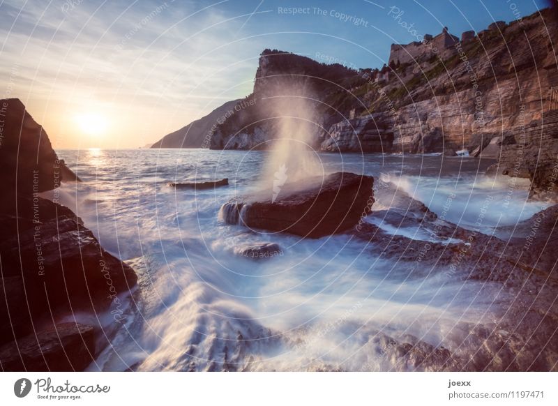 Der Atem des Meeres Ferne Sommer Sonne Wasser Himmel Horizont Sonnenaufgang Sonnenuntergang Sonnenlicht Schönes Wetter Felsen Küste Portovenere Italien Bewegung