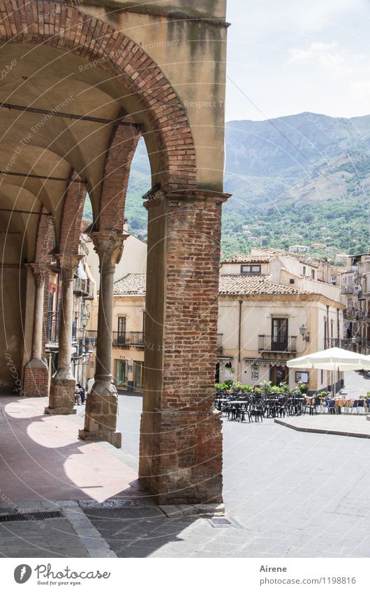 Siesta Sizilien Italien Kleinstadt Platz Marktplatz Loggia Säule Bogen Restaurant Gartentisch Backstein heiß ruhig Trägheit Idylle Leichtigkeit verschlafen