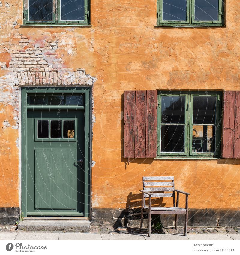Sonnenplatz Kopenhagen Altstadt Bauwerk Gebäude Architektur Mauer Wand Fassade Fenster Tür Stein Holz alt schön gelb grün Stuhl Holzstuhl Sonnenstrahlen Patina