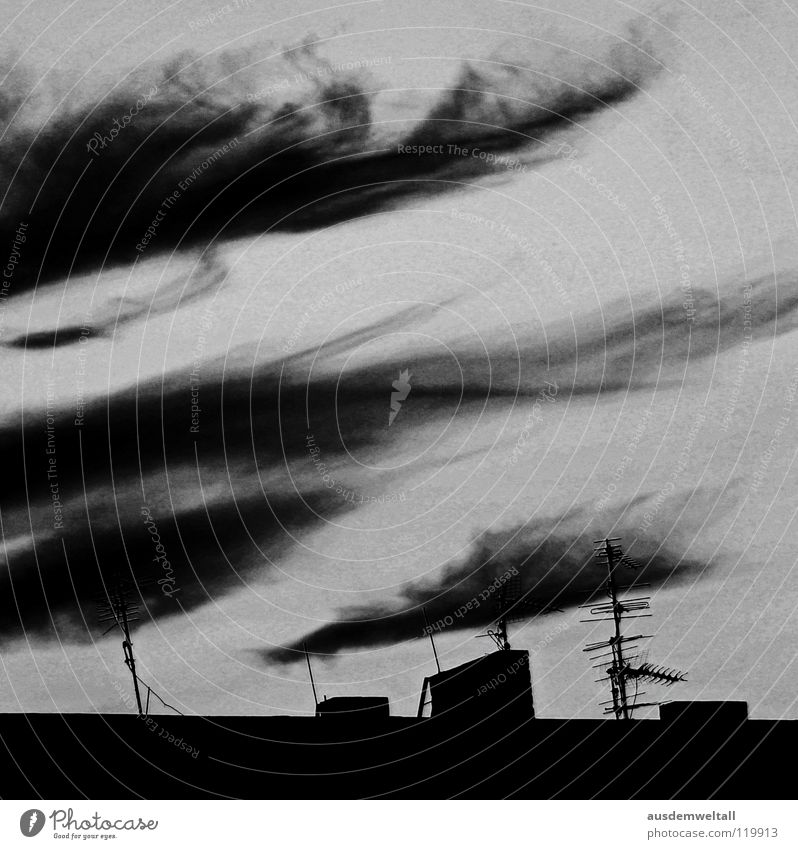 The End Of His World dunkel Wolken Haus Dach grau schwarz Antenne Himmel Apokalypse Gefühle Angst Panik Schornstein sky Endzeitstimmung Außenaufnahme