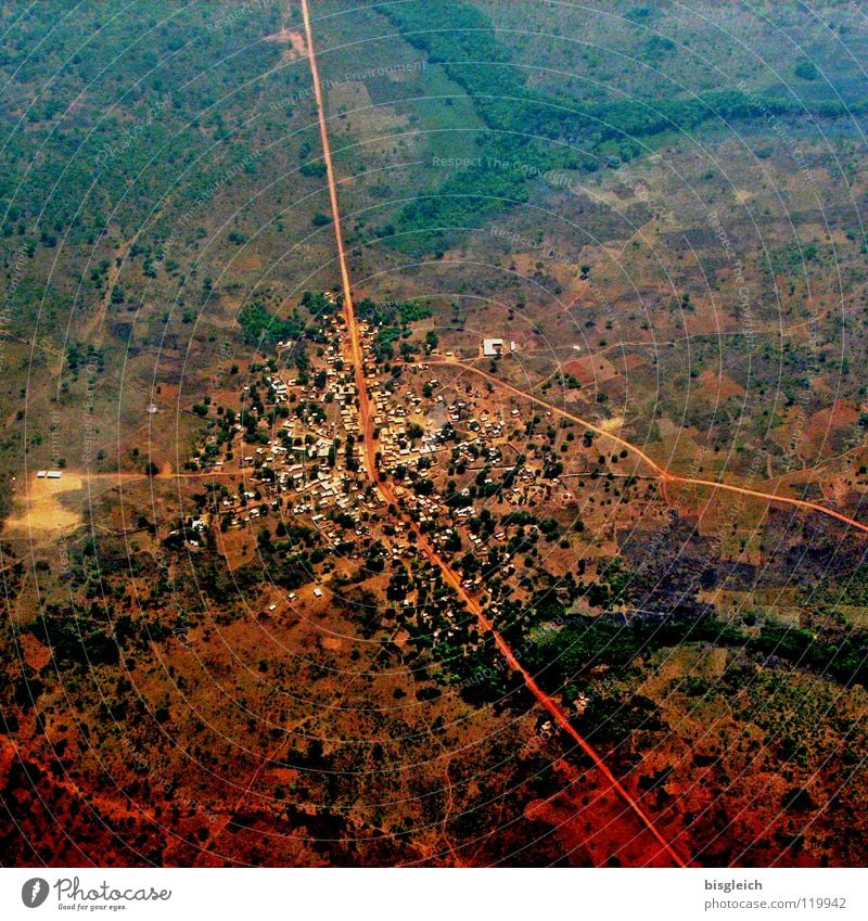 Kamerun von oben II Farbfoto Luftaufnahme Menschenleer Vogelperspektive Ferne Luftverkehr Landschaft Afrika Stadt Straße Flugzeug braun Tag