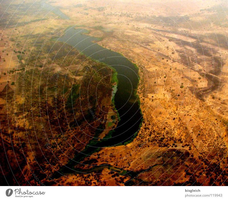 Kamerun von oben III Farbfoto Luftaufnahme Menschenleer Vogelperspektive Ferne Freiheit Erde Sand Flussufer Bach Wüste Afrika Flugzeug fliegen Einsamkeit