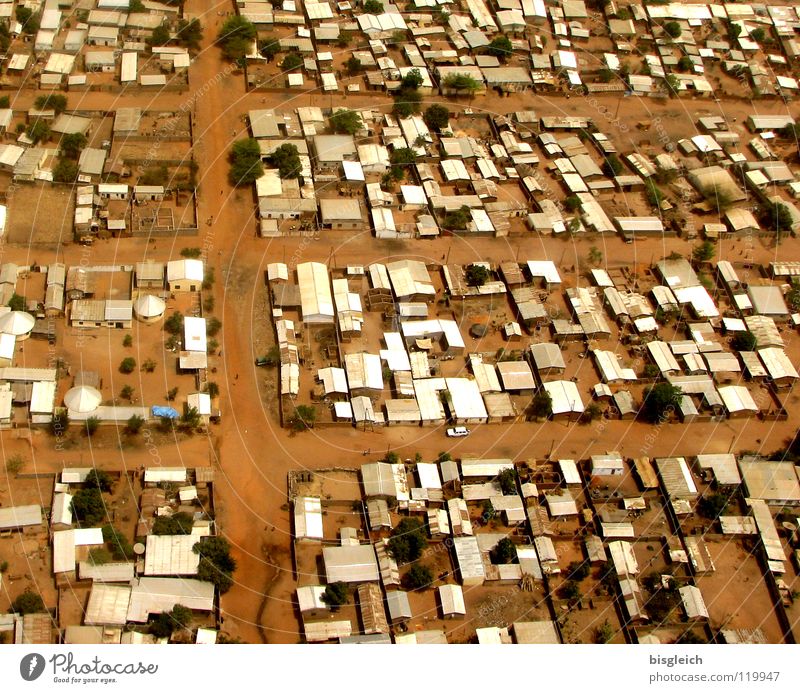 Kamerun von oben VI Farbfoto Luftaufnahme Menschenleer Vogelperspektive Haus Erde Sand Gamboura Afrika Hütte Verkehrswege Straße Flugzeug fliegen Stadt