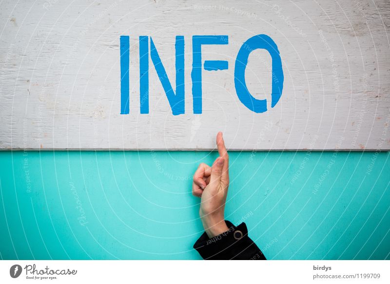 Hand zeigt auf den Schriftzug INFO, Information, individuell, Informationstafel informieren zeigend Zeigefinger universell Schriftzeichen